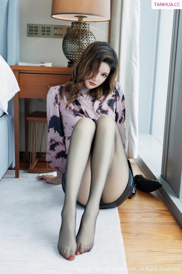   [XiuRen]高清写真图 2023.05.15 No.6735 杨可可coco 黑丝短裙第21张图片